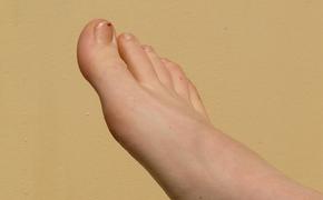 Специалисты Mayo Clinic заявили, что замедление роста ногтей на ногах может указывать на опасный уровень холестерина