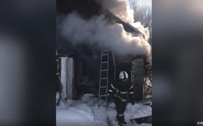 В Хабаровске сгорел жилой деревянный барак