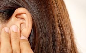 Заложенность в ушах бывает у многих людей