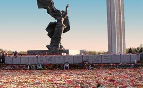 Министерство юстиции Латвии решает, что делать с памятником Освободителям