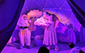 В театре кукол «Аистёнок» для маленьких зрителей организанизован театр-шатёр