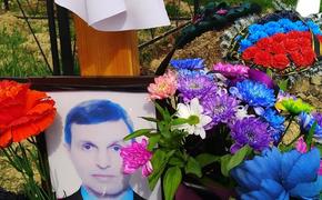 У погибшего героя ДНР осталось три дочери, его могила утопает в цветах