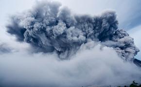 На Камчатке вулкан Безымянный выбросил столб пепла на высоту 15 км