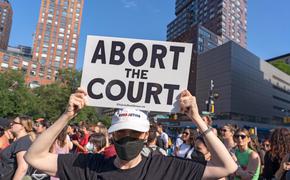 В ходе протестов против ограничения права на аборты в Америке задержали 25 человек 