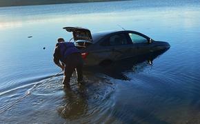 Южноуральские спасатели вытащили затопленный автомобиль и спасли сапбордистов