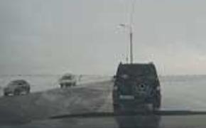 В Магнитогорске ураганный ветер сносил с дороги машины