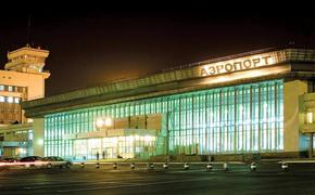Пьяная хабаровчанка упала с трапа самолета, а ее супруг устроили дебош