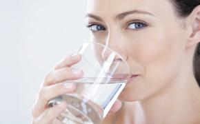 Достаточное употребление воды и правильное применение водных процедур способствуют избавлению от различных заболеваний